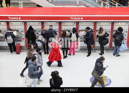 Stazione di Liverpool Street con cartelli informativi sulla chiusura nel periodo natalizio a causa di lavori di ingegneria, Londra, Regno Unito Foto Stock