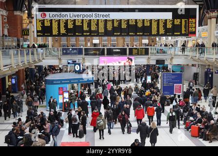 Stazione di Liverpool Street con cartelli informativi sulla chiusura nel periodo natalizio a causa di lavori di ingegneria, Londra, Regno Unito Foto Stock