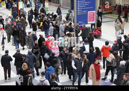 Stazione di Liverpool Street con cartelli informativi sulla chiusura nel periodo natalizio a causa di lavori di ingegneria, Londra, Regno Unito Foto Stock