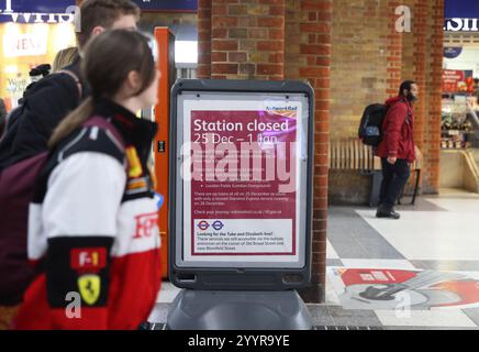Stazione di Liverpool Street con cartelli informativi sulla chiusura nel periodo natalizio a causa di lavori di ingegneria, Londra, Regno Unito Foto Stock