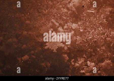 tono di pantone. Fiocchi di neve naturali sulla neve. Foto di veri fiocchi di neve durante una nevicata, in condizioni naturali a basse temperature. Immagine macro di Foto Stock