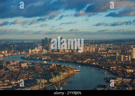 Vista aerea dello skyline di Canary Wharf e del Tamigi al tramonto Foto Stock