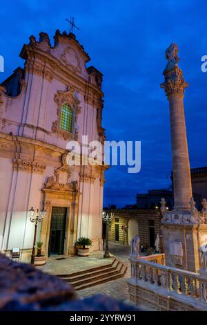 Piazza Giuseppe Villani di notte e la chiesa barocca di Sant'Andrea Apostolo, costruita nel XVIII secolo, Presicce, provincia di Lecce, Puglia Foto Stock