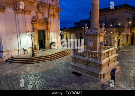 Piazza Giuseppe Villani di notte e la chiesa barocca di Sant'Andrea Apostolo, costruita nel XVIII secolo, Presicce, provincia di Lecce, Puglia Foto Stock