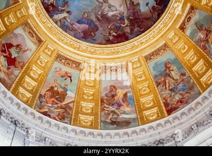 Intricate e dettagliate opere d'arte all'interno della cupola dorata della tomba napoleonica situata a Parigi in Francia Foto Stock
