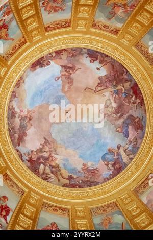 Intricate e dettagliate opere d'arte all'interno della cupola dorata della tomba napoleonica situata a Parigi in Francia Foto Stock