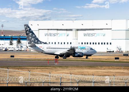 Calgary, Alberta Canada, ottobre 30 2024: Aero Flyer passa il Westjet Hanger all'aeroporto internazionale YYC con passeggeri aerei. Foto Stock