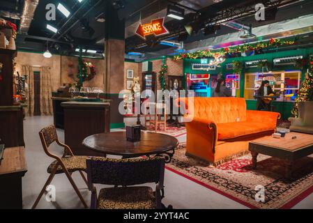 Replica del Central Perk Cafe con arredamento natalizio a Londra Foto Stock