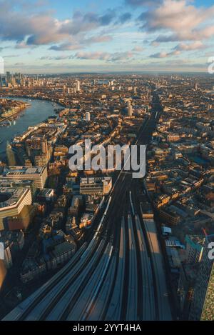 Vista aerea di Londra con il Tamigi e i monumenti di Natale Foto Stock