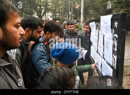 Noida, India. 22 dicembre 2024. NOIDA, INDIA - 22 DICEMBRE: I candidati arrivano al centro esami per presentarsi all'esame PCS Prelims 2024 dell'UPPSC presso Government Post Graduate College Sector 39 il 22 dicembre 2024 a Noida, India. (Foto di Sunil Ghosh/Hindustan Times/Sipa USA) credito: SIPA USA/Alamy Live News Foto Stock