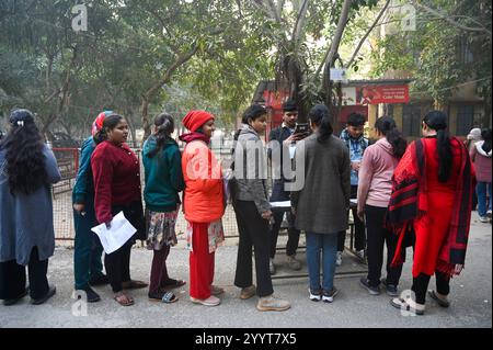 Noida, India. 22 dicembre 2024. NOIDA, INDIA - 22 DICEMBRE: Aspiranti in coda per l'esame PCS Prelims 2024 presso Government Post Graduate College Sector 39 il 22 dicembre 2024 a Noida, India. (Foto di Sunil Ghosh/Hindustan Times/Sipa USA) credito: SIPA USA/Alamy Live News Foto Stock