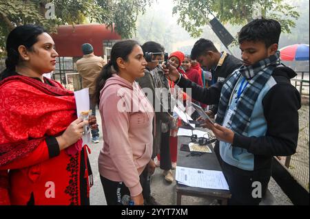 Noida, India. 22 dicembre 2024. NOIDA, INDIA - 22 DICEMBRE: Aspiranti in coda per l'esame PCS Prelims 2024 presso Government Post Graduate College Sector 39 il 22 dicembre 2024 a Noida, India. (Foto di Sunil Ghosh/Hindustan Times/Sipa USA) credito: SIPA USA/Alamy Live News Foto Stock