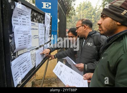 Noida, India. 22 dicembre 2024. NOIDA, INDIA - 22 DICEMBRE: I candidati arrivano al centro esami per presentarsi all'esame PCS Prelims 2024 dell'UPPSC presso Government Post Graduate College Sector 39 il 22 dicembre 2024 a Noida, India. (Foto di Sunil Ghosh/Hindustan Times/Sipa USA) credito: SIPA USA/Alamy Live News Foto Stock