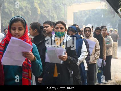 Noida, India. 22 dicembre 2024. NOIDA, INDIA - 22 DICEMBRE: Aspiranti in coda per l'esame PCS Prelims 2024 presso Government Post Graduate College Sector 39 il 22 dicembre 2024 a Noida, India. (Foto di Sunil Ghosh/Hindustan Times/Sipa USA) credito: SIPA USA/Alamy Live News Foto Stock