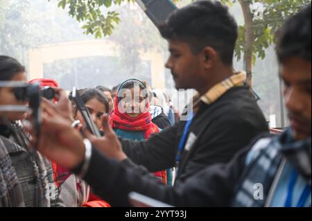 Noida, India. 22 dicembre 2024. NOIDA, INDIA - 22 DICEMBRE: Aspiranti in coda per l'esame PCS Prelims 2024 presso Government Post Graduate College Sector 39 il 22 dicembre 2024 a Noida, India. (Foto di Sunil Ghosh/Hindustan Times/Sipa USA) credito: SIPA USA/Alamy Live News Foto Stock