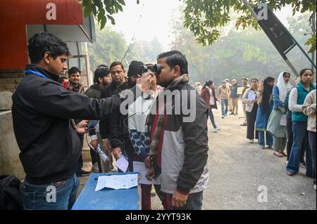 Noida, India. 22 dicembre 2024. NOIDA, INDIA - 22 DICEMBRE: Aspiranti in coda per l'esame PCS Prelims 2024 presso Government Post Graduate College Sector 39 il 22 dicembre 2024 a Noida, India. (Foto di Sunil Ghosh/Hindustan Times/Sipa USA) credito: SIPA USA/Alamy Live News Foto Stock