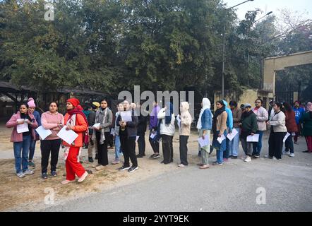 Noida, India. 22 dicembre 2024. NOIDA, INDIA - 22 DICEMBRE: Aspiranti in coda per l'esame PCS Prelims 2024 presso Government Post Graduate College Sector 39 il 22 dicembre 2024 a Noida, India. (Foto di Sunil Ghosh/Hindustan Times/Sipa USA) credito: SIPA USA/Alamy Live News Foto Stock