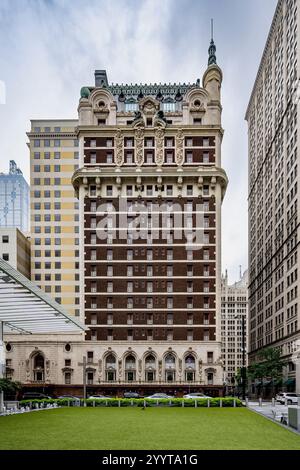 L'iconico Adolphus Hotel nel centro di Dallas, Texas, mette in mostra l'eleganza del Beaux-Arts con la sua facciata ornata e la ricca storia come una destinazione di lusso distintiva. Foto Stock