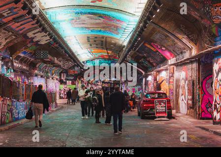 Leake Street Tunnel a Londra con coloratissimi graffiti e Street Art Foto Stock