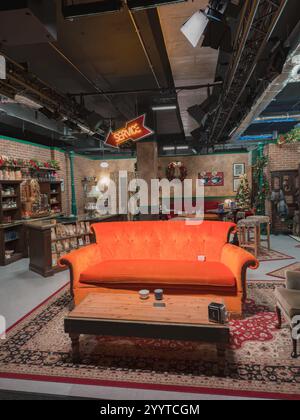 Replica del Central Perk Cafe con decorazioni natalizie a Londra Foto Stock