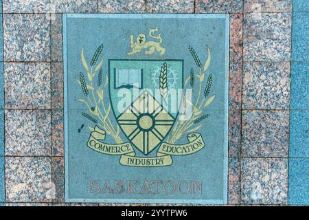 Un logo blu e bianco con un leone e un grano. Il logo e' per Saskatoon Foto Stock