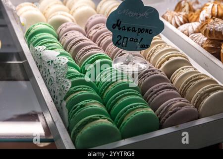 Un vassoio di dolci con un cartello con scritto "Hakapon". I dolci sono in colori e forme diversi Foto Stock