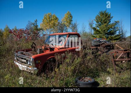 Un vecchio pick-up americano abbandonato nel deposito spazzatura Foto Stock