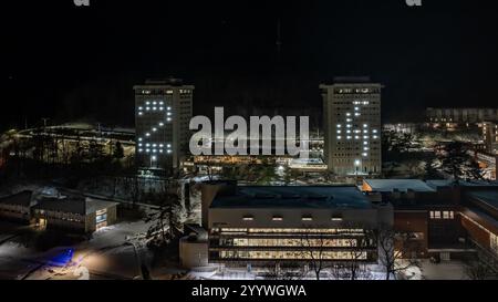 Ithaca, New York, Stati Uniti - 12-21-2024: Immagine aerea della tradizione annuale dell'Ithaca College di illuminare le torri residenziali est e ovest con gli ultimi due numeri Foto Stock