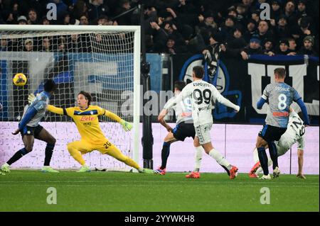 Bergamo, Italia. 22 dicembre 2024. Lorenzo Colombo di Empoli (1° R) segna durante una partita di calcio di serie A tra Atalanta e Empoli a Bergamo, in Italia, 22 dicembre 2024. Crediti: Alberto Lingria/Xinhua/Alamy Live News Foto Stock