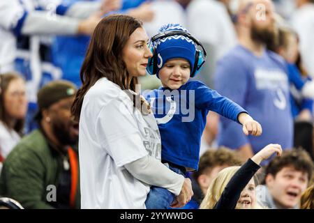 Indianapolis, Indiana, Stati Uniti. 22 dicembre 2024. Tifosi degli Indianapolis Colts durante la partita NFL contro i Tennessee Titans al Lucas Oil Stadium di Indianapolis, Indiana. John Mersits/CSM/Alamy Live News Foto Stock