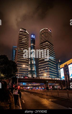 shanghai, Cina - 5 dicembre 2024 edifici illuminati vicino al quartiere finanziario di Lujiazui di notte. Foto Stock
