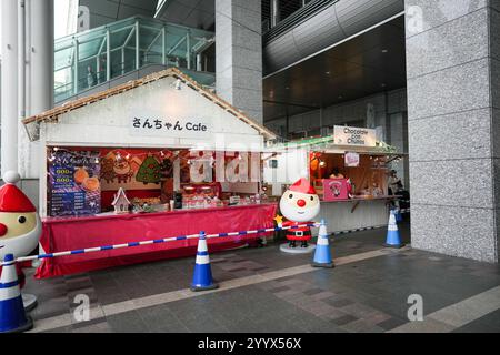 Stazione di Hakata, edificio della stazione e mercato di Natale decorato con luci natalizie la mattina del 20 dicembre 2024. Foto Stock
