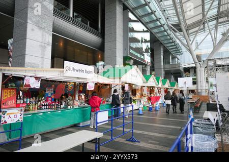 Stazione di Hakata, edificio della stazione e mercato di Natale decorato con luci natalizie la mattina del 20 dicembre 2024. Foto Stock
