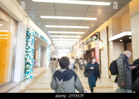 La stazione di Hakata e l'interno dell'edificio della stazione decorato con luci natalizie la mattina del 20 dicembre 2024. Foto Stock