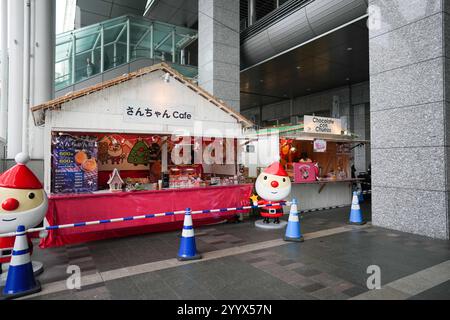 Stazione di Hakata, edificio della stazione e mercato di Natale decorato con luci natalizie la mattina del 20 dicembre 2024. Foto Stock