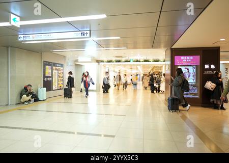 La stazione di Hakata e l'interno dell'edificio della stazione decorato con luci natalizie la mattina del 20 dicembre 2024. Foto Stock