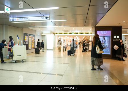 La stazione di Hakata e l'interno dell'edificio della stazione decorato con luci natalizie la mattina del 20 dicembre 2024. Foto Stock