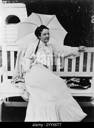 Edith Kermit Carow Roosevelt, ritratto a figura intera, seduto su un banco di lavoro, rivolto verso destra, con ombrellone Foto Stock