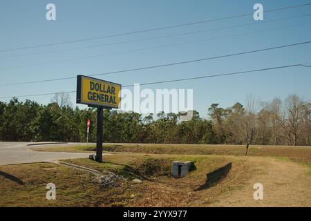 Solo per uso editoriale vista ampia 19 dicembre 2024. Babbo Natale, GA, USA Dollar General Store Sunny Day. Una cittadina felice tra Savannah e Macon Toom Foto Stock