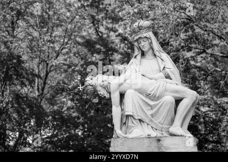 Nostra Signora dei dolori. Una statua in un parco di fronte alla Basilica di nostra Signora Addolorata (il Santuario Nazionale) a Šaštín-Stráže, Slovacchia. Foto Stock