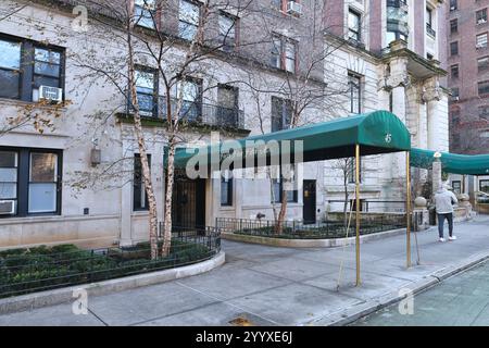 Lunga tenda che si estende sul marciapiede, tipica degli eleganti condomini di New York Foto Stock