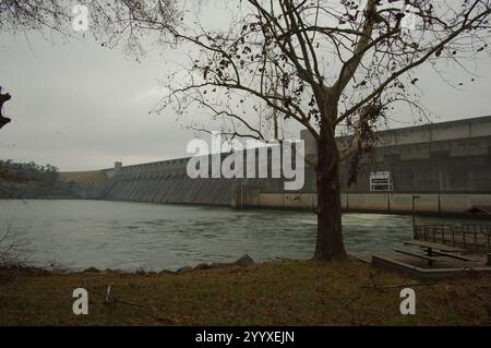 Solo per uso editoriale vista ampia 18 dicembre 2024. J. Strom Thurmond Lake Dam, nota anche come Clarks Hill Dam. Situato sul fiume Savannah. La diga aiuta a fornire e Foto Stock