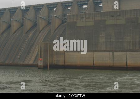 Uso editoriale solo vista ravvicinata 18 dicembre 2024. J. Strom Thurmond Lake Dam, nota anche come Clarks Hill Dam. Situato sul fiume Savannah. La diga aiuta provi Foto Stock
