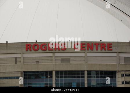 Toronto, ONTARIO, Canada – 23 agosto 2023: Il Rogers Centre è uno stadio polivalente a tetto apribile situato nel centro di Toronto, Ontario, Canada Foto Stock