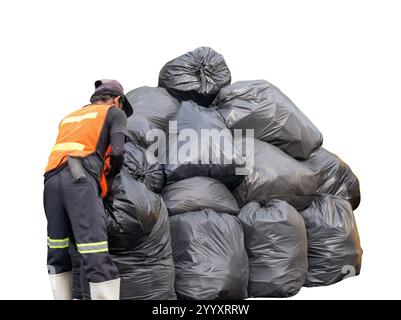 L'immondizia o il raccoglitore di rifiuti che raccolgono i rifiuti in sacchetti di plastica neri in una pila gigante è isolato su sfondo bianco con percorso di ritaglio. Foto Stock