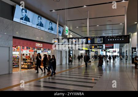 Livello dell'atrio all'interno della stazione ferroviaria centrale della West Japan Railway (JR) Osaka Umeda del vasto centro di trasporto multilivello, Giappone. Foto Stock
