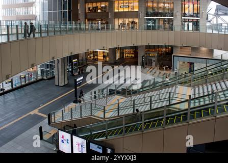 Livello dell'atrio all'interno della stazione ferroviaria centrale della West Japan Railway (JR) Osaka Umeda del vasto centro di trasporto multilivello, Giappone. Foto Stock