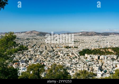Atene, Attica - GR - 26 ottobre 2024 vista dal Monte Licabetto: Un panorama mozzafiato di Atene si dispiega dal punto più alto della città, offrendo un'ampia copertura Foto Stock