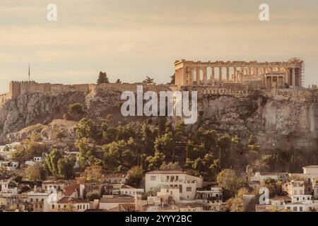 Atene, Attica - GR - 27 ottobre 2024 sorge sull'Acropoli di Atene, un'antica cittadella con rovine iconiche come il Partenone, che si affaccia su di esso Foto Stock