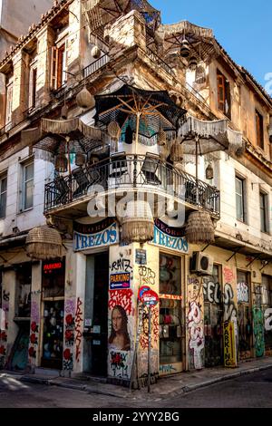 Atene, Attica - GR - 27 ottobre 2024 George Trezos: Un negozio di mobili bar-ristorante ad Atene, Grecia, caratterizzato da arredi eclettici, fascino vintage e Foto Stock